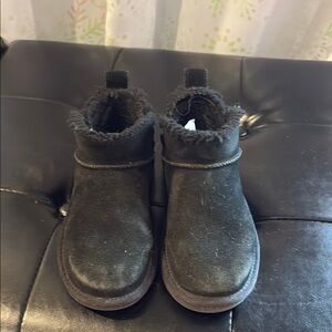 Cozy Koolaburra Black Kids Shoes